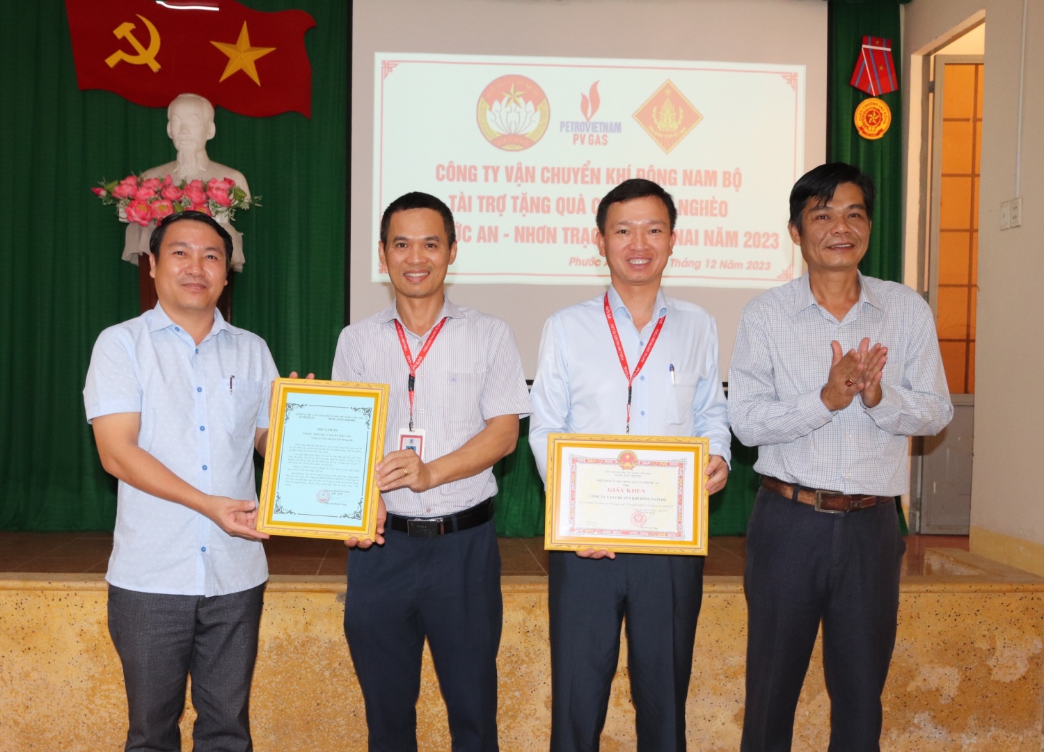 Hình 2. KĐN được UBND và Ủy ban MTTQ xã Phước An, huyện Nhơn Trạch, tỉnh Đồng Nai trao tặng giấy khen và thư cảm ơn