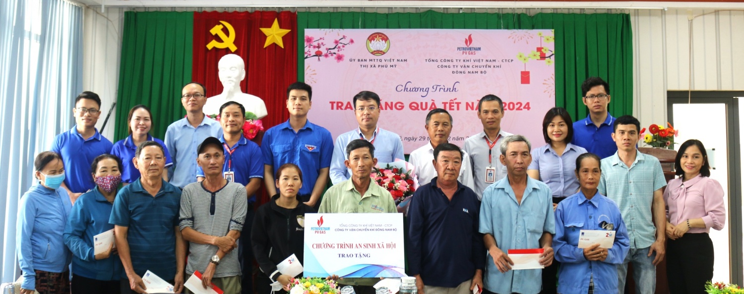 Hình 3. KĐN trao tặng quà tại thị xã Phú Mỹ, tỉnh Bà Rịa – Vũng Tàu