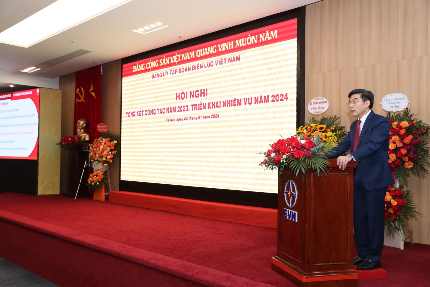 Phó Bí thư Thường trực Đảng ủy EVN Nguyễn Hữu Tuấn phát biểu
