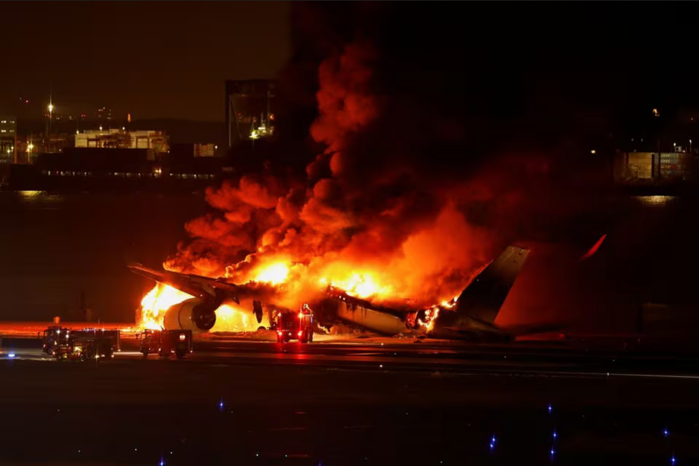 Máy bay chở gần 400 người cháy rực giữa đường băng Nhật Bản - 1