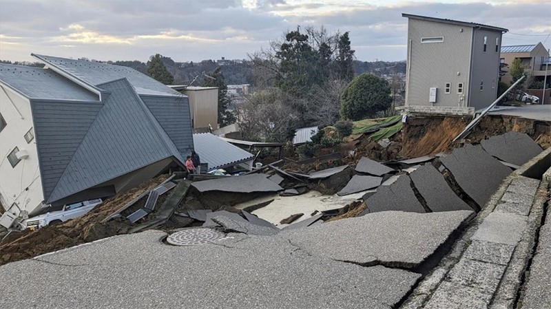 Nhà cửa, đường xá hư hại sau động đất. (Nguồn: Reuters)