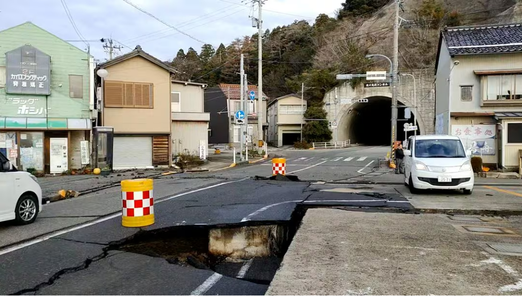 Động đất ở Nhật Bản: Những người sống sót phải đối mặt với băng giá và nguy cơ lở đất