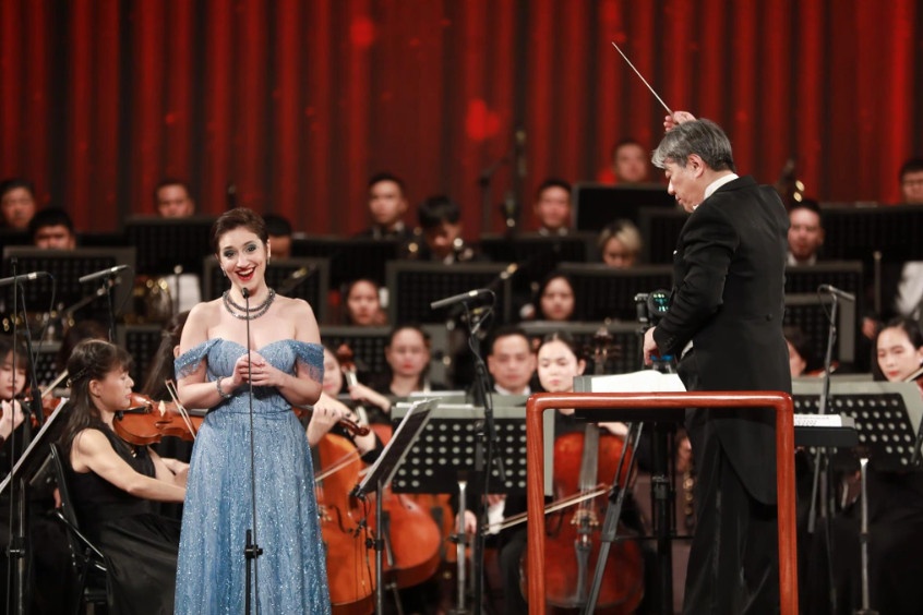 Angela Nisi xuất hiện lộng lẫy trong chương trình với chiếc váy xanh lấp lánh, cô sở hữu chất giọng cao vút, phong thái rạng rỡ cuốn hút người xem. Đây là lần thứ ba Nisi tới Việt Nam, cô cảm thấy vinh dự khi nhận được lời mời của nhạc trưởng Honna Tetsuji.
