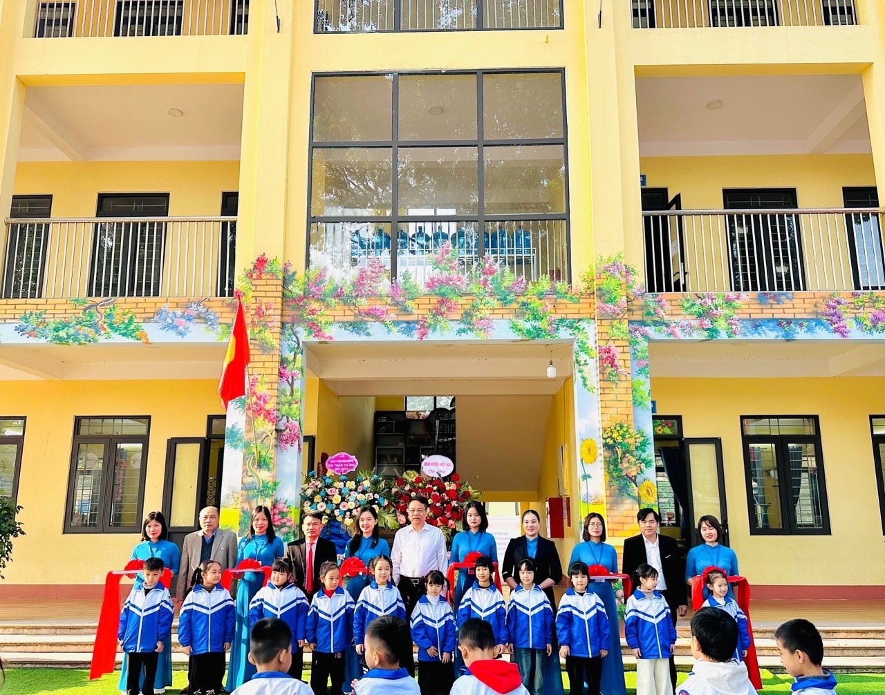 Khối nhà lớp học 3 tầng 12 phòng trường Tiểu học thị trấn Thắng, huyện Hiệp Hòa, tỉnh Bắc Giang.