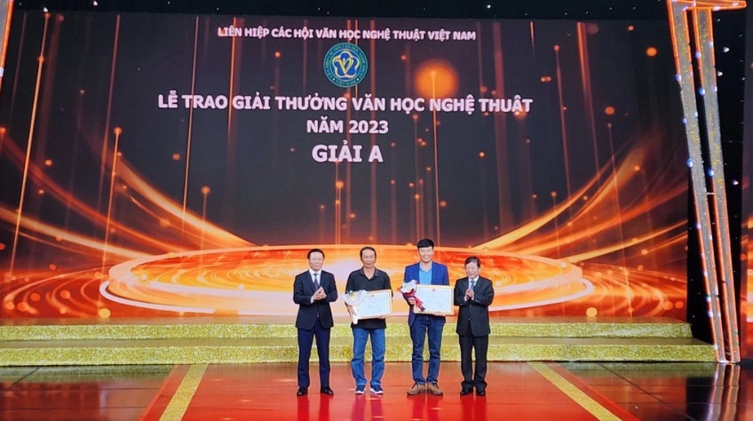 Phó Ban Tuyên giáo Trung ương Trần Thanh Lâm và Chủ tịch Liên hiệp các hội VHNT Việt Nam Đỗ Hồng Quân trao giải A cho các tác giả (Ảnh: Ban Tổ chức).