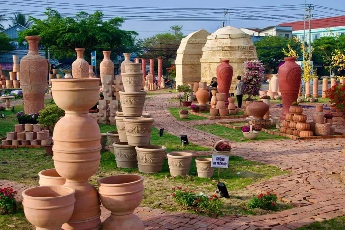 Năm mới về Vĩnh Long check-in công viên nghệ thuật gốm đỏ
