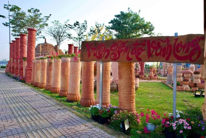 Năm mới về Vĩnh Long check-in công viên nghệ thuật gốm đỏ