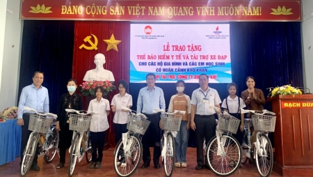 Công ty Dịch vụ Khí tài trợ thẻ BHYT và tặng xe đạp cho học sinh BR-VT