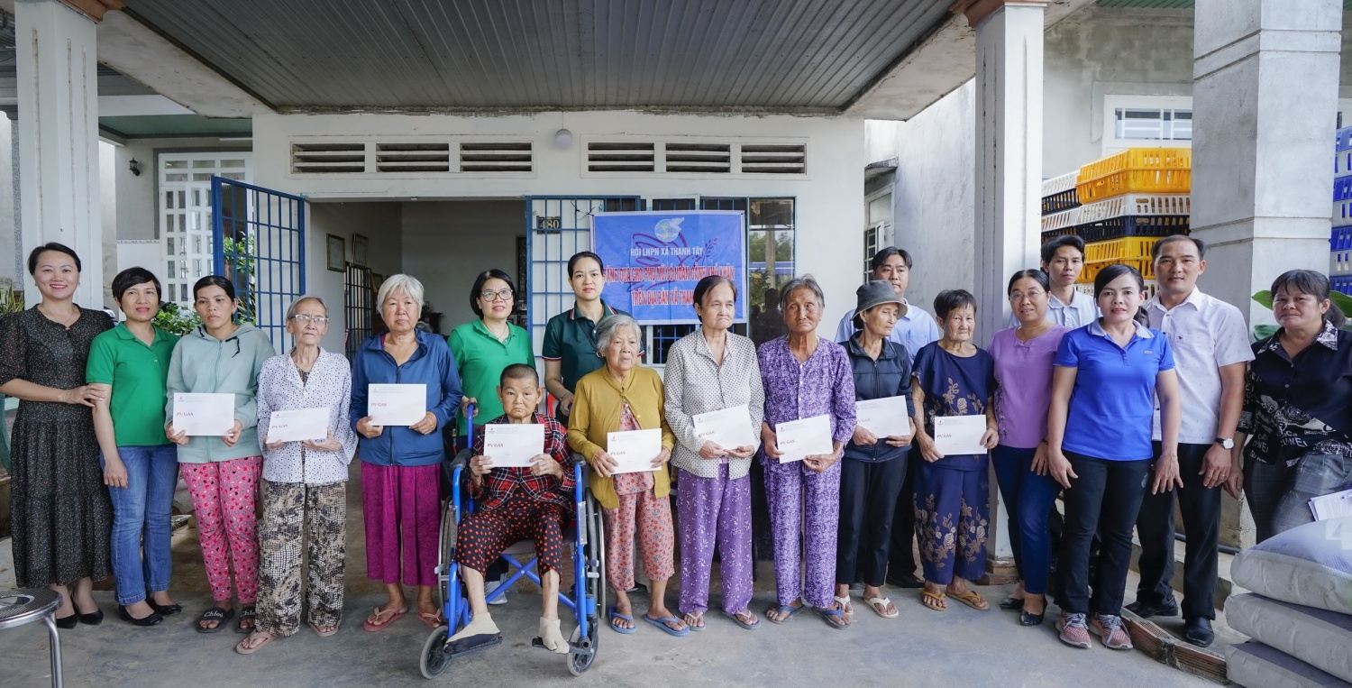 H4. Thăm hỏi và tặng quà các chị em phụ nữ có hoàn cảnh khó khăn tại Tây Ninh