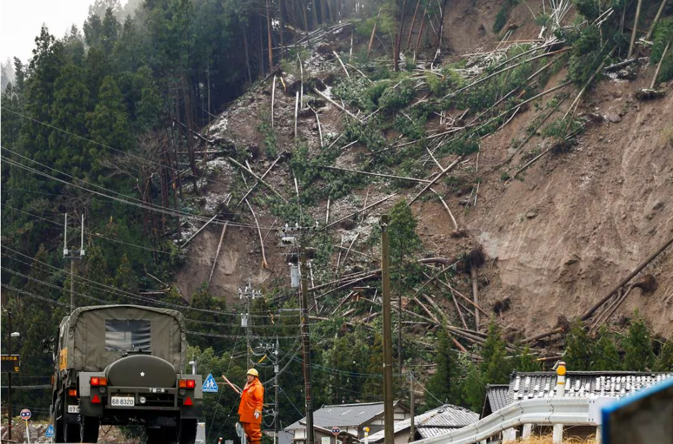 Tuyết và mưa đá cản trở nỗ lực cứu trợ thiên tai của Nhật Bản