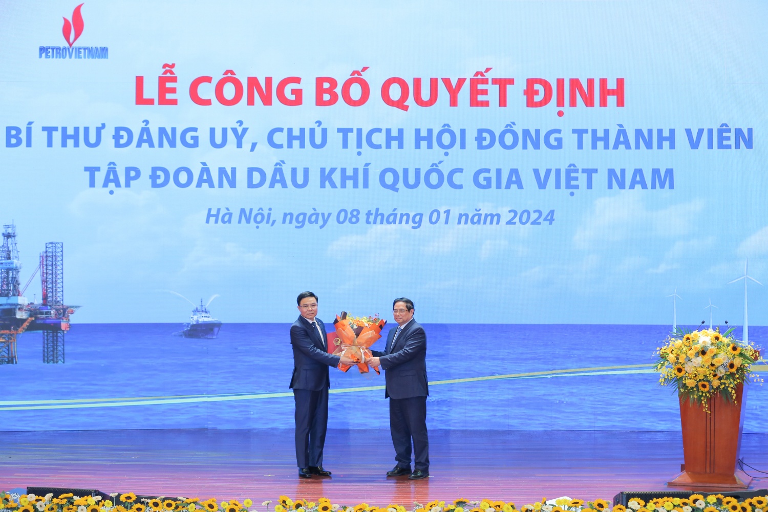 Thủ tướng Pham Minh Chính trao quyết định và chúc mừng tân Chủ tịch HĐTV Petrovietnam Lê Mạnh Hùng