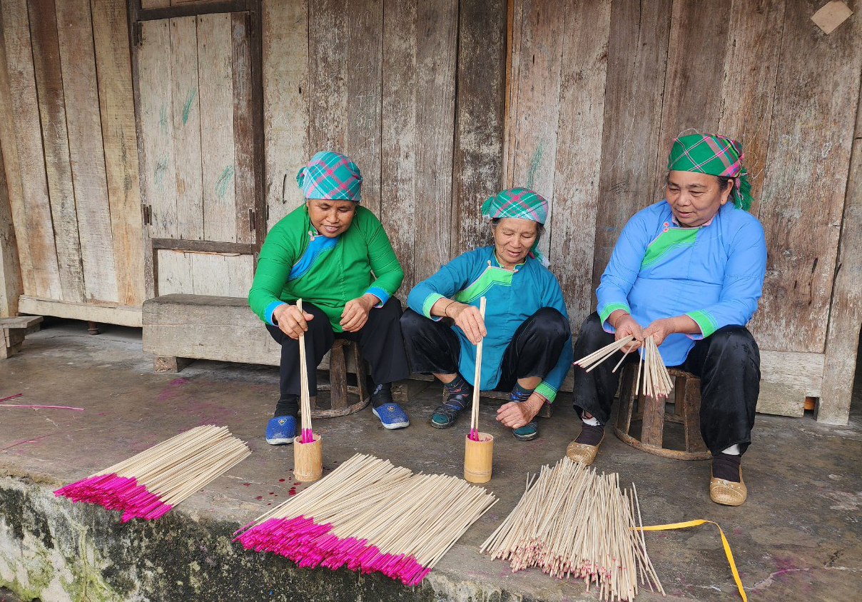 Đặc sắc nghề làm hương tết của người Giáy xã Hợp Thành (Lào Cai)