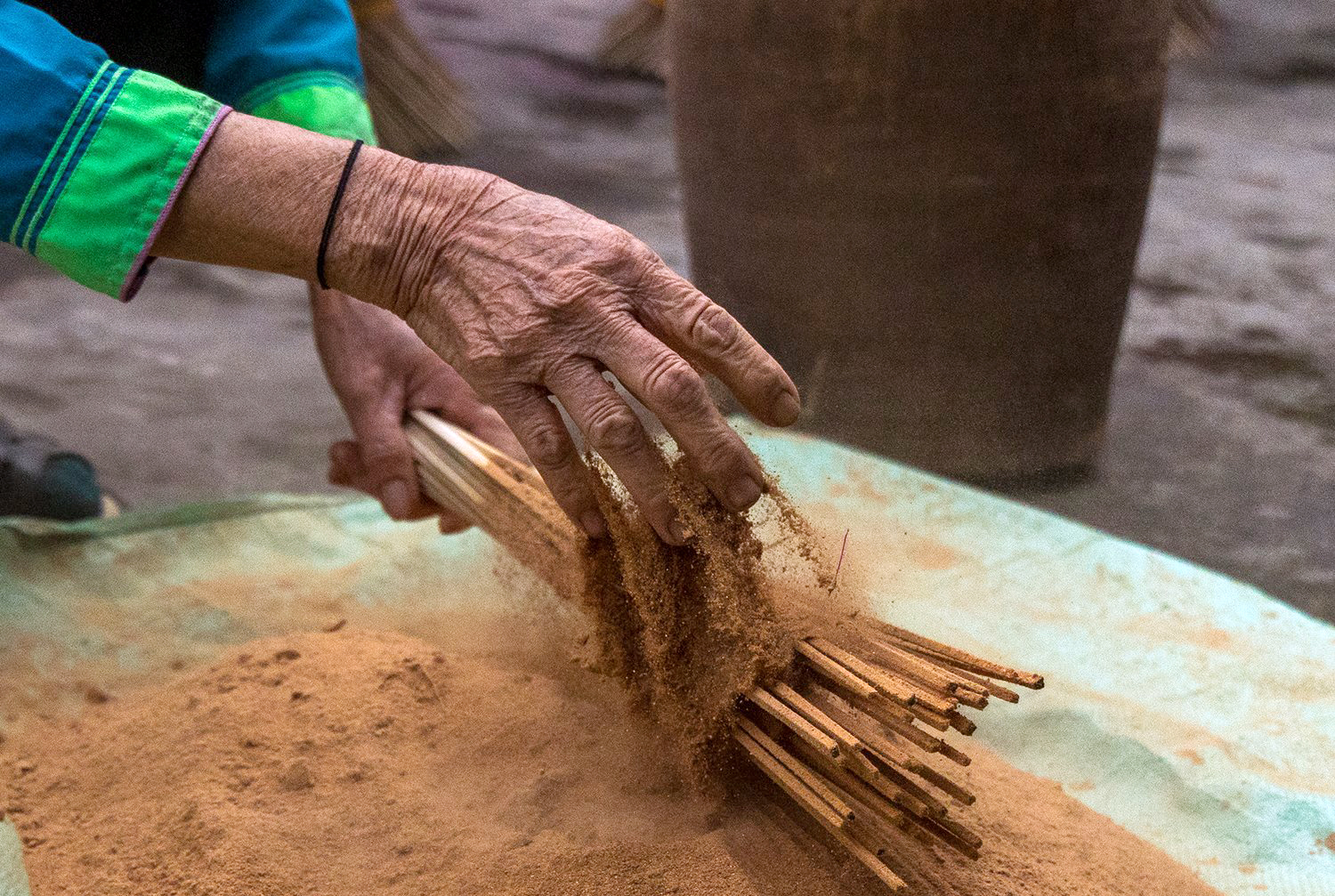 Đặc sắc nghề làm hương tết của người Giáy xã Hợp Thành (Lào Cai)