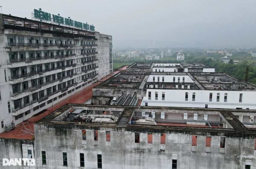 Sau hơn 9 năm được khởi công, xây dựng, đến nay cơ sở 2 của Bệnh viện Việt Đức, Bạch Mai vẫn bị bỏ hoang (Ảnh: Quân Đỗ).