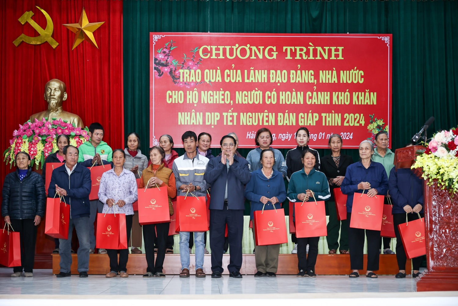 Thủ tướng tặng quà Tết công nhân, người lao động, người nghèo tại Hải Dương