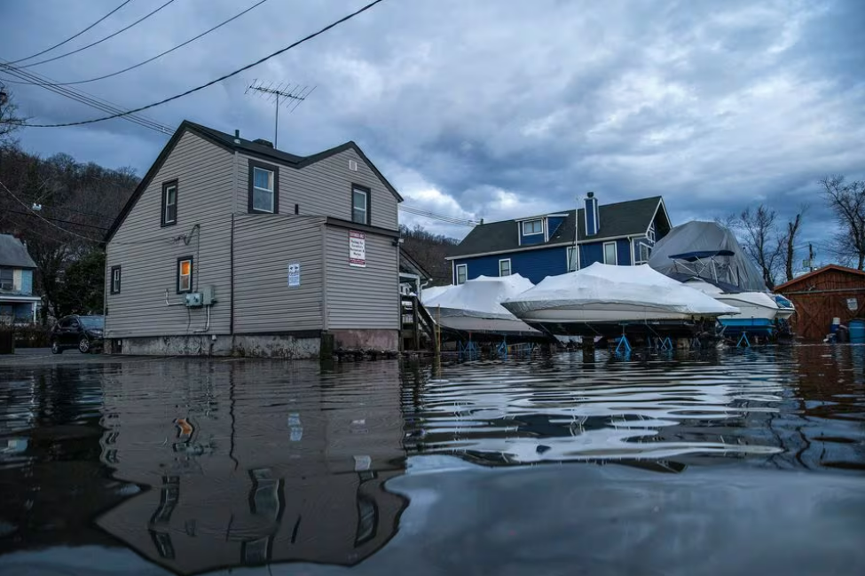 Hơn nửa triệu ngôi nhà ở Bờ Đông nước Mỹ mất điện do bão