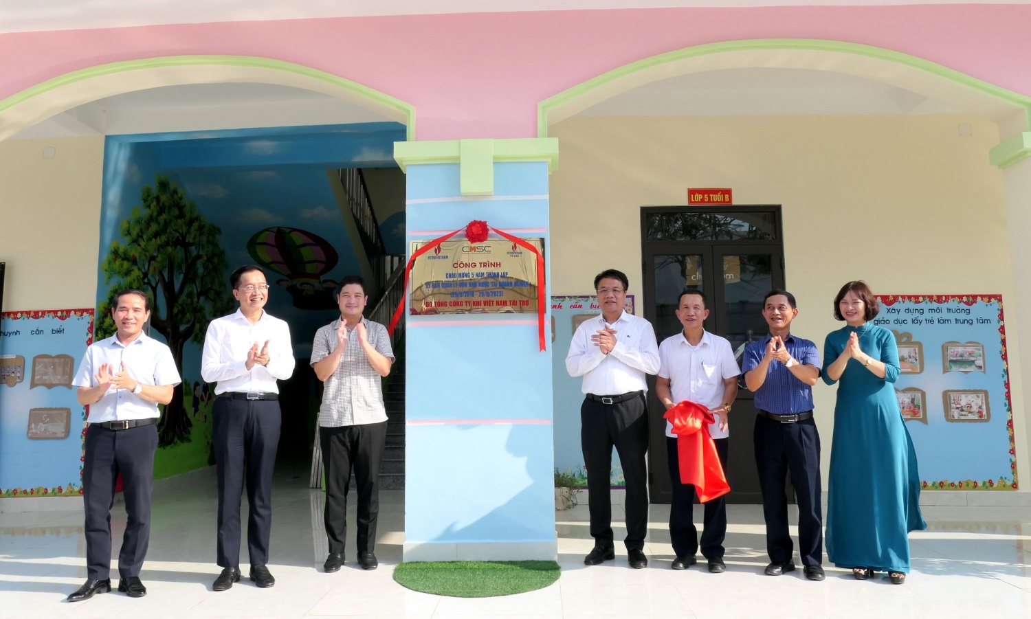 Hình 1. Lễ gắn Biển công trình tài trợ tại Trường mầm non xã Nghĩa An, huyện Ninh Giang, tỉnh Hải Dương