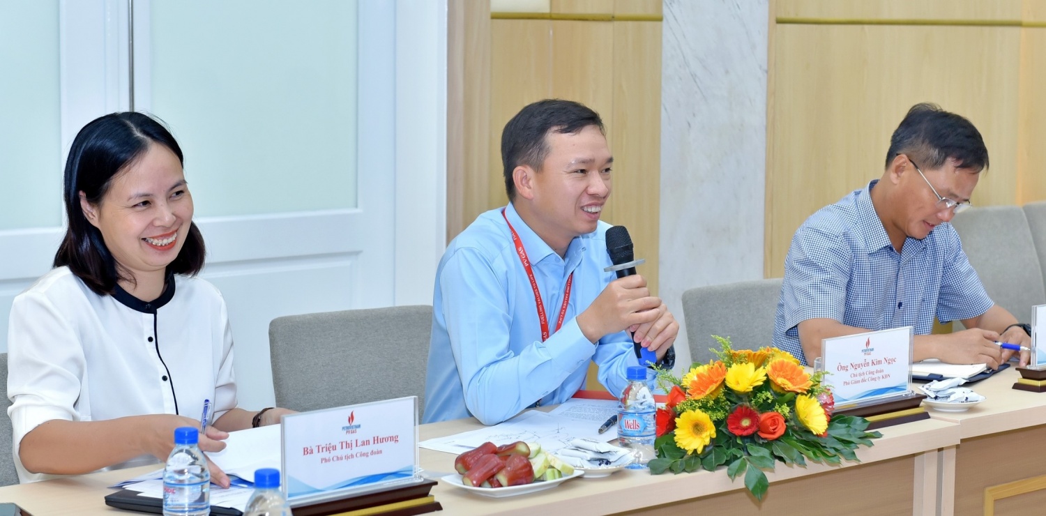 Hình 1. Ông Nguyễn Kim Ngọc báo cáo tổng kết hoạt động Công đoàn KĐN năm 2023