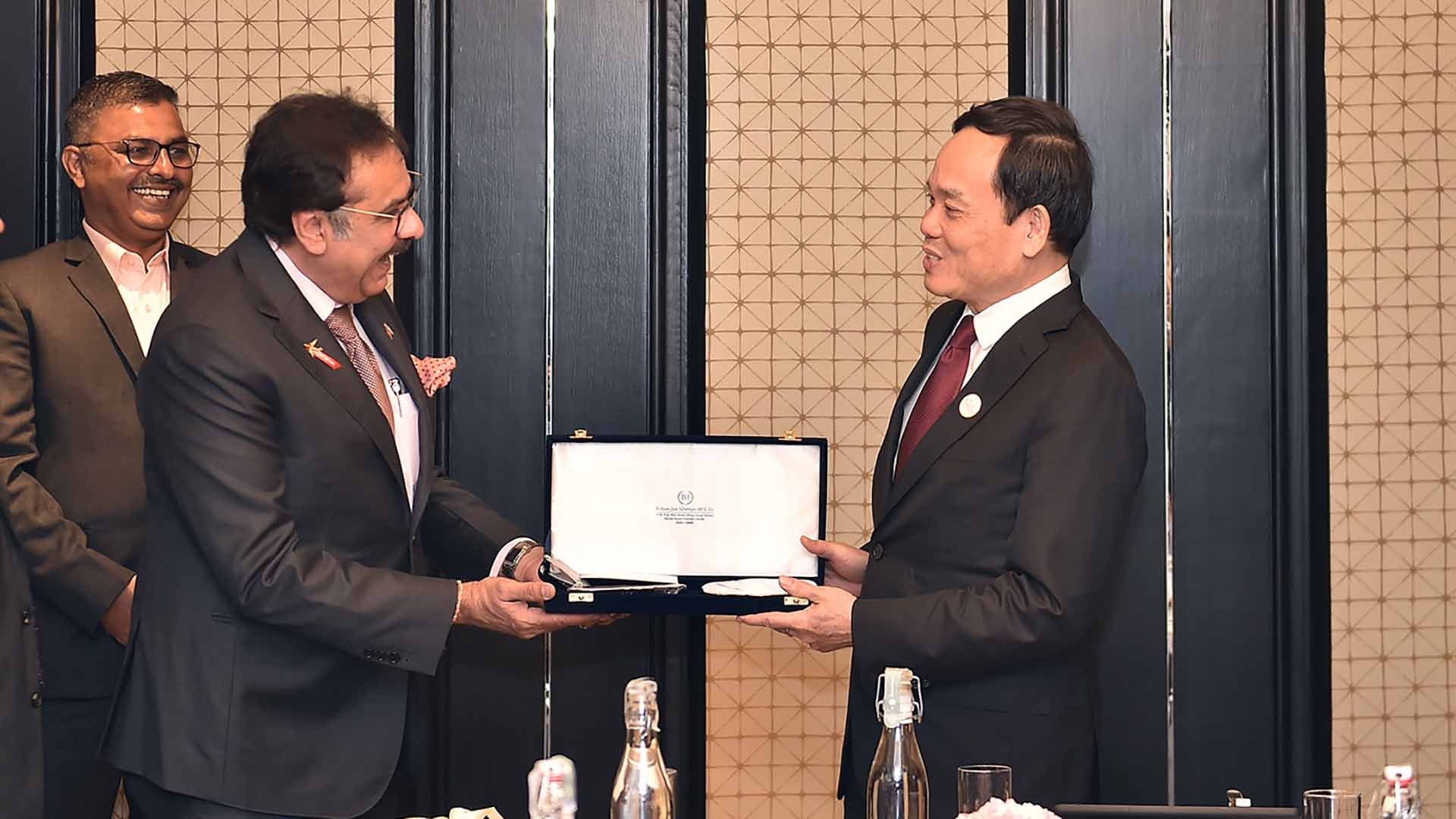 Phó Thủ tướng Trần Lưu Quang tiếp ông Saurin Shah,Lãnh sự danh dự Việt Nam tại bang Gujarat, Ấn Độ