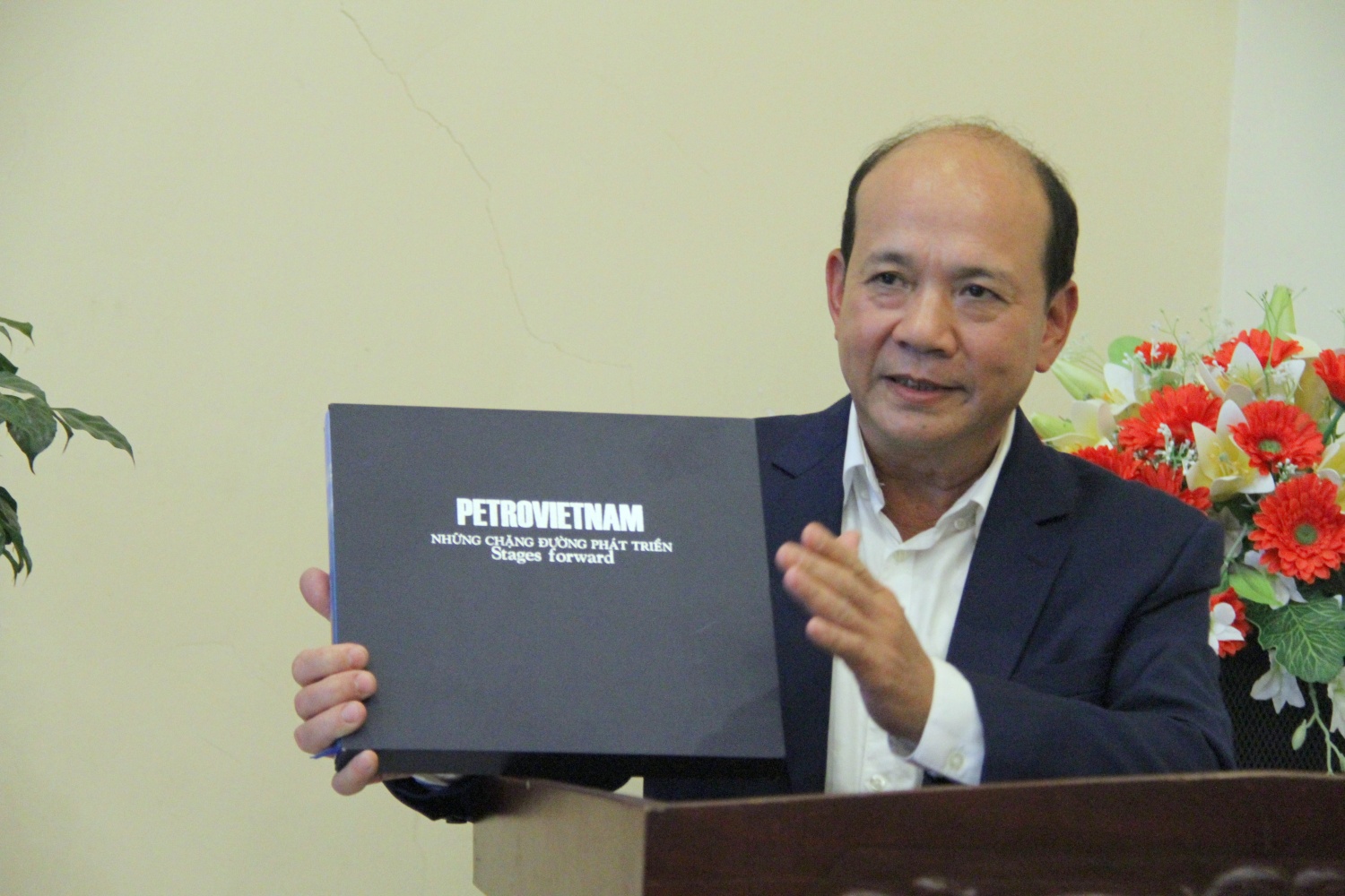Hội Dầu khí Việt Nam trao tặng hai kỷ vật quý để trưng bày tại Nhà Truyền thống Dầu khí Thái Bình