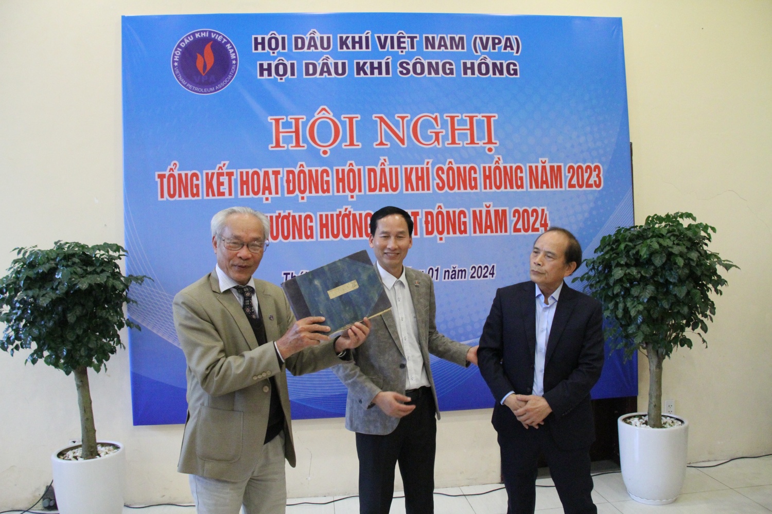 Ông Nguyễn Văn Toàn trao tặng cuốn sổ tay ghi chép “Lỗ khoan 61, 73 và 75” cho lãnh đạo Hội Dầu khí Sông Hồng