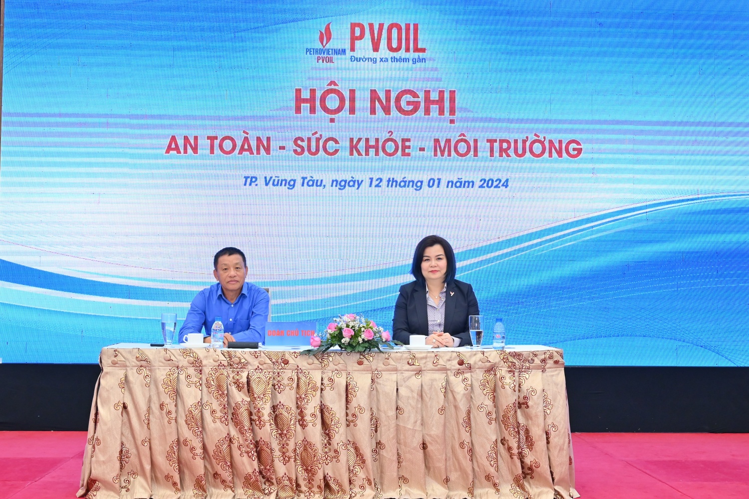 Ông Đoàn Văn Nhuộm – Tổng Giám đốc PVOIL, Bà Lê Thị Thu Hương – Phó Tổng Giám đốc PVOIL chủ trì Hội nghị