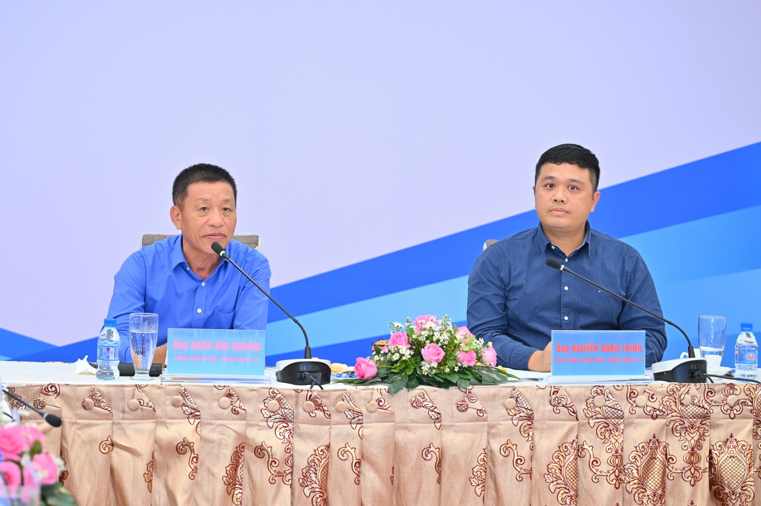 Ông Đoàn Văn Nhuộm – Tổng Giám đốc PVOIL, ông Nguyễn Đăng Trình – Phó Tổng Giám đốc PVOIL chủ trì Hội nghị