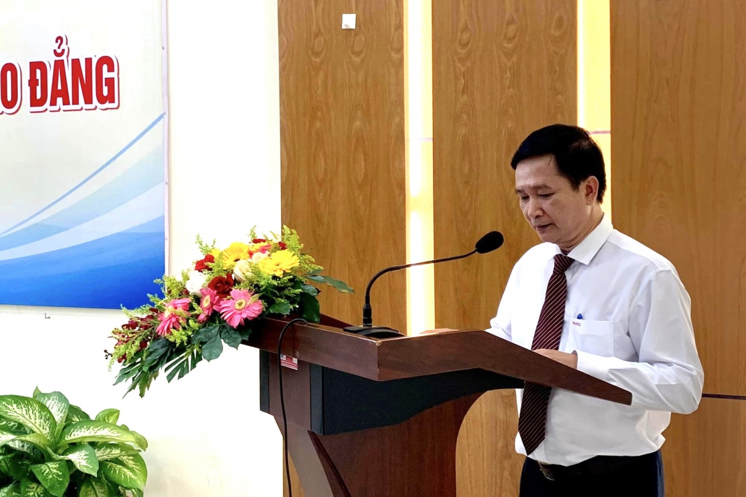 ThS. Nguyễn Hữu Cường, Trưởng phòng Đào tạo công bố quyết định công nhận tốt nghiệp cho SV toàn khóa