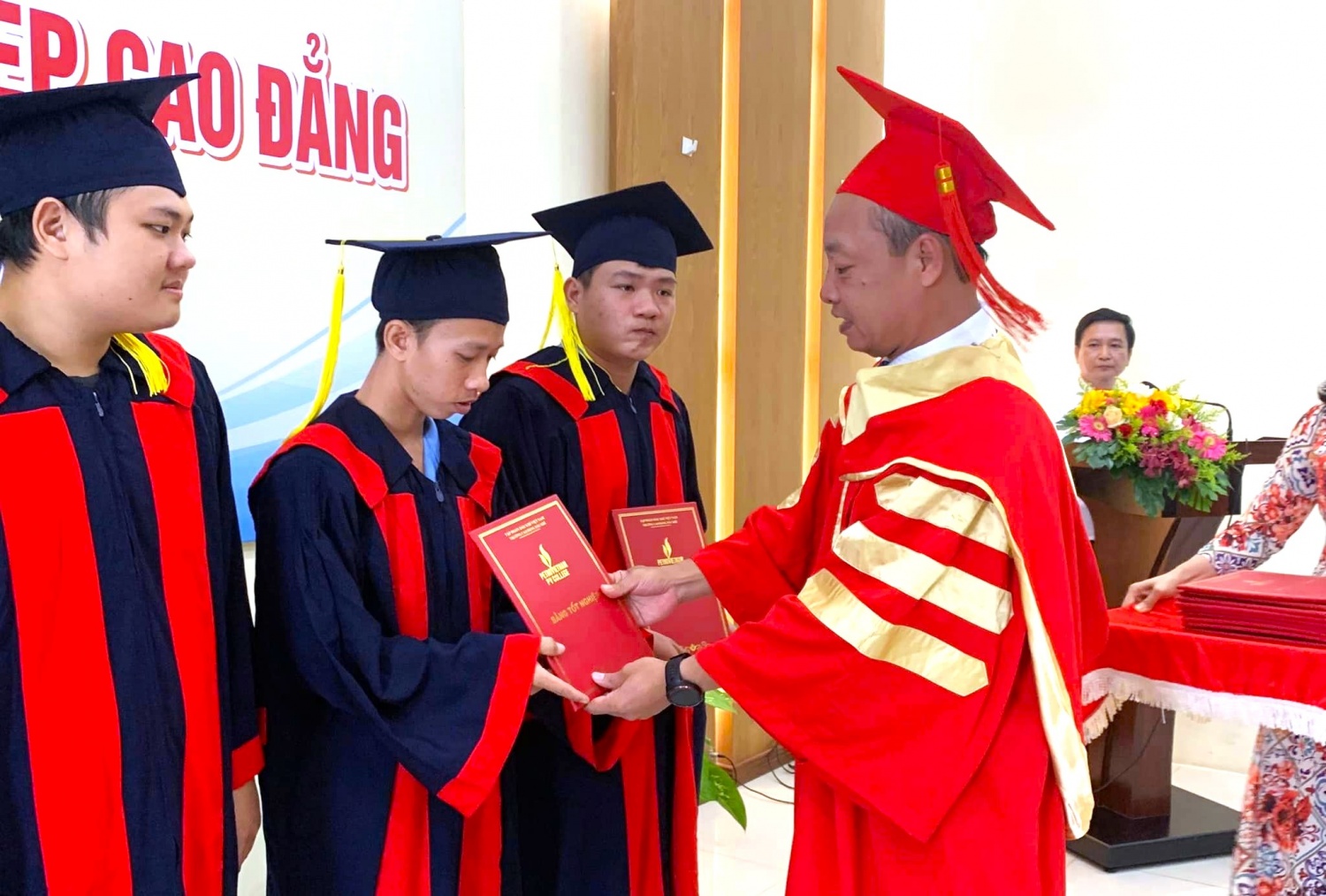 Thầy Phó Hiệu trưởng trao bằng tốt nghiệp cho từng em sinh viên
