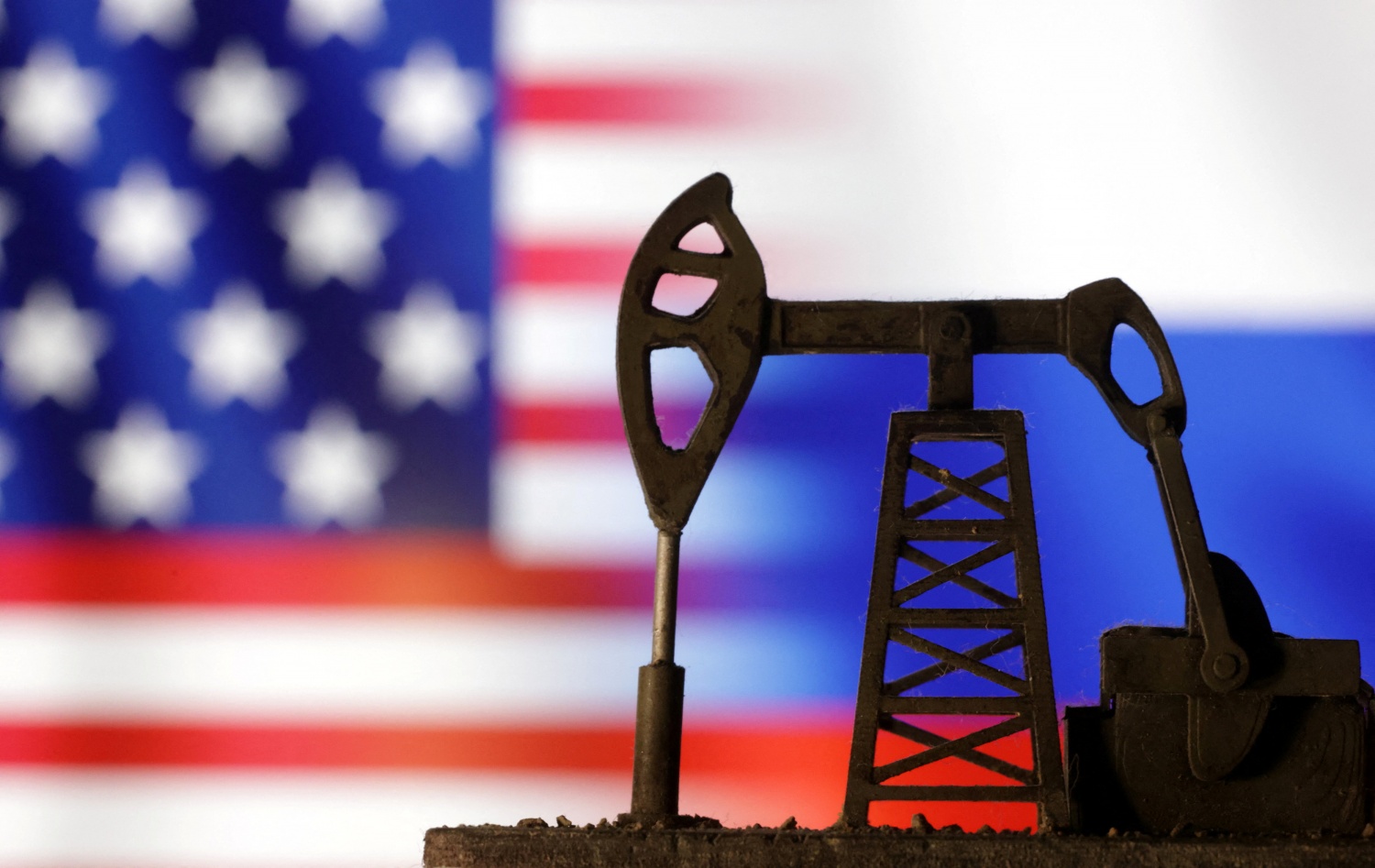 Mỹ nhập khẩu dầu Nga: Động thái chiến lược hay mâu thuẫn chính sách?