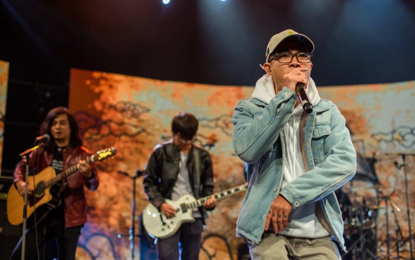Sự kết hợp giữa nhạc rock của Bức Tường và nhạc hip-hop của rapper KraziNoyze (Ảnh: Du Nguyễn).