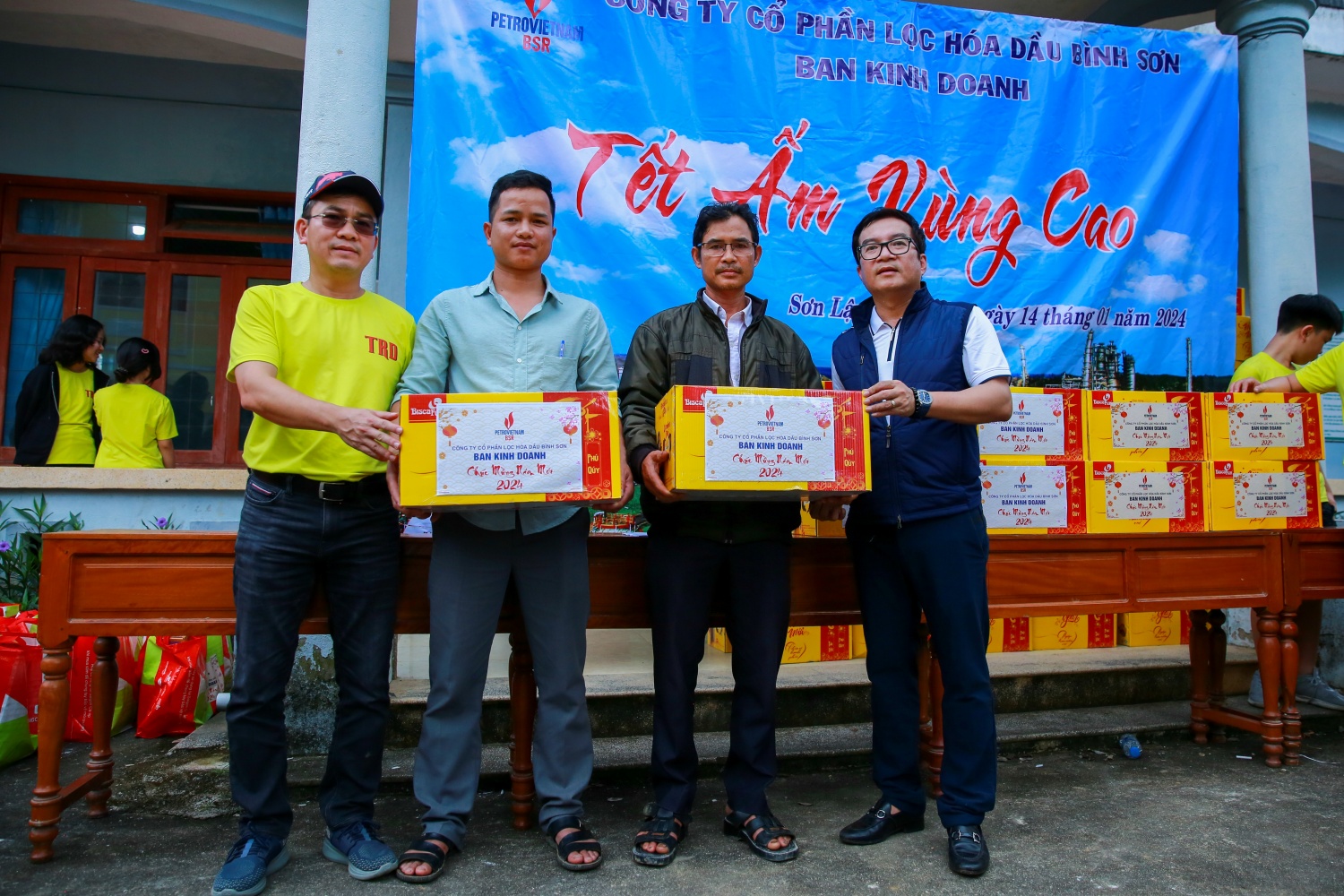 Ban Kinh doanh BSR mang “Tết ấm” đến vùng cao huyện Sơn Tây, tỉnh Quảng Ngãi