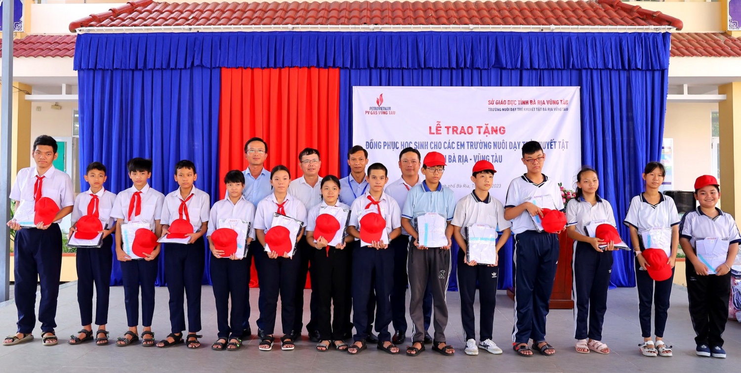 Lễ trao tặng đồng phục học sinh cho các em Trường nuôi dạy trẻ Khuyết tật tỉnh Bà Rịa - Vũng Tàu