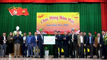[PetroTimesTV] Petrovietnam trao hơn 2.700 phần quà cho người nghèo huyện Kim Động, Hưng Yên
