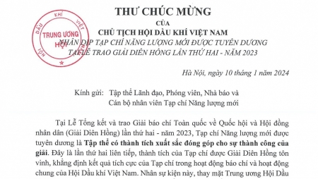Chủ tịch Hội Dầu khí Việt Nam chúc mừng Tạp chí Năng lượng Mới được tuyên dương tại Giải Diên Hồng năm 2023