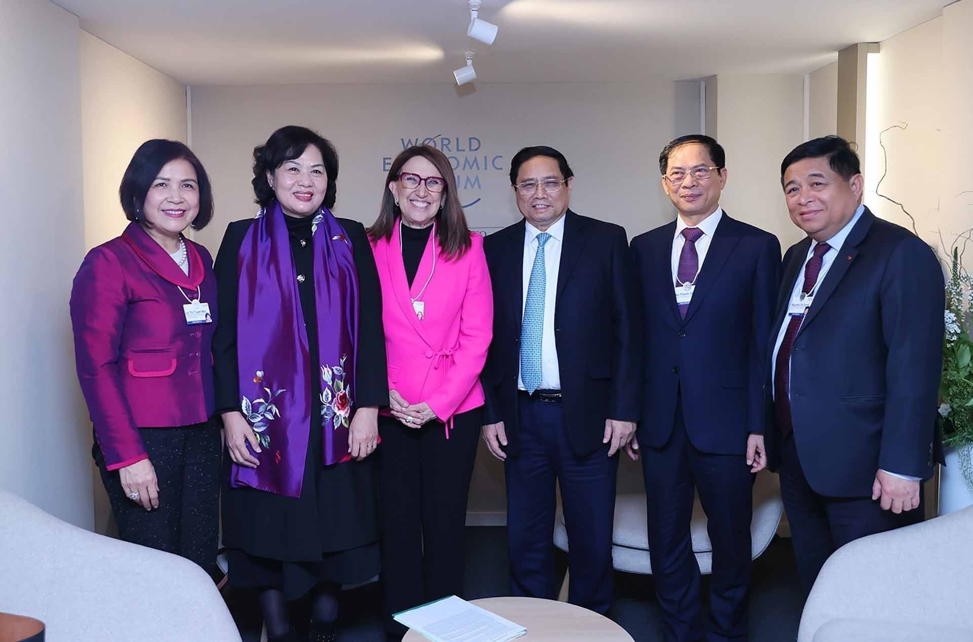 Thủ tướng Phạm Minh Chính và bà Rebeca Grynp, Tổng thư ký UNCTAD cùng các đại biểu. (Nguồn: TTXVN)