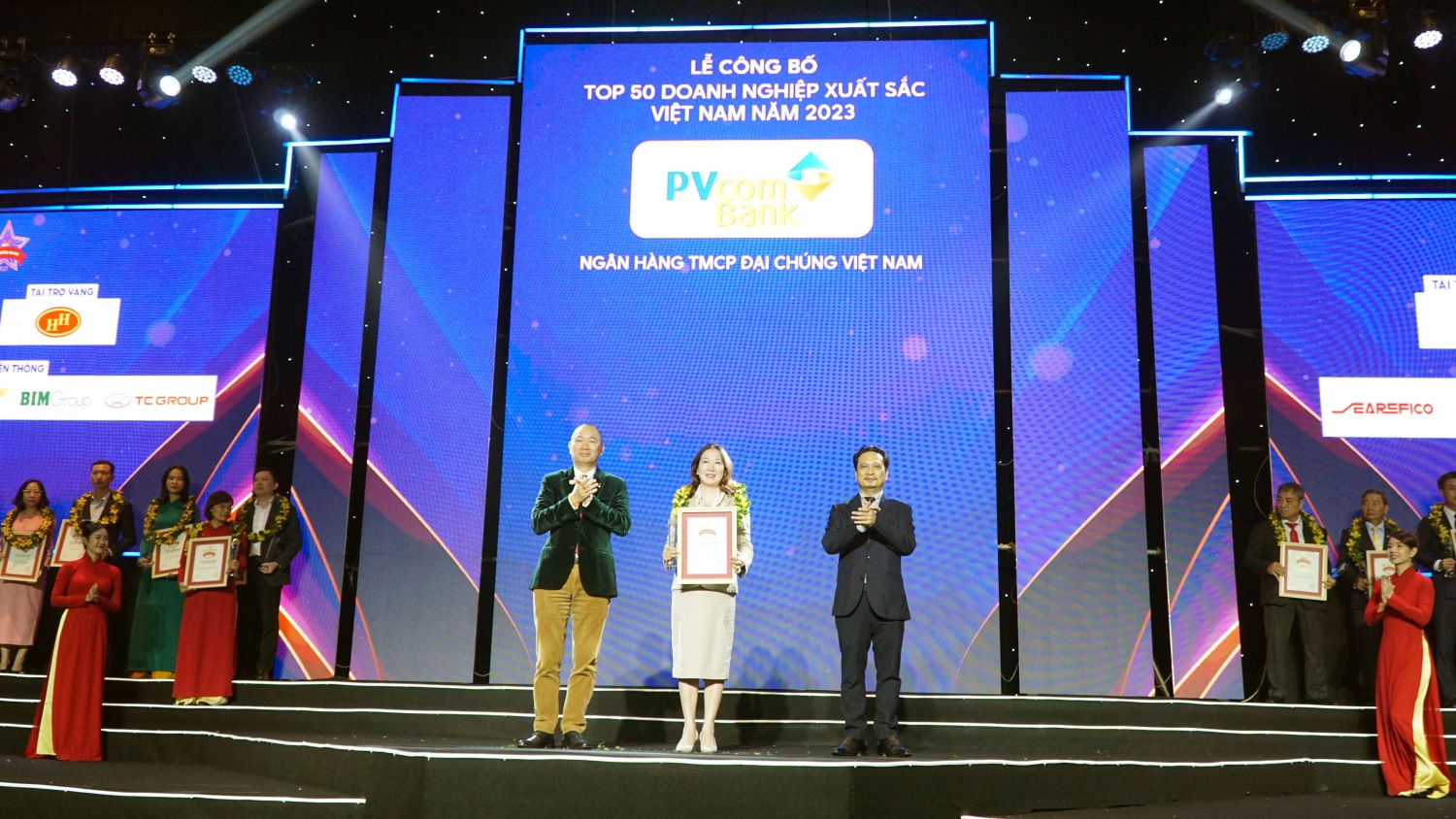Petrovietnam và các doanh nghiệp Dầu khí tiếp tục khẳng định vị trí Top đầu các doanh nghiệp lớn nhất Việt Nam