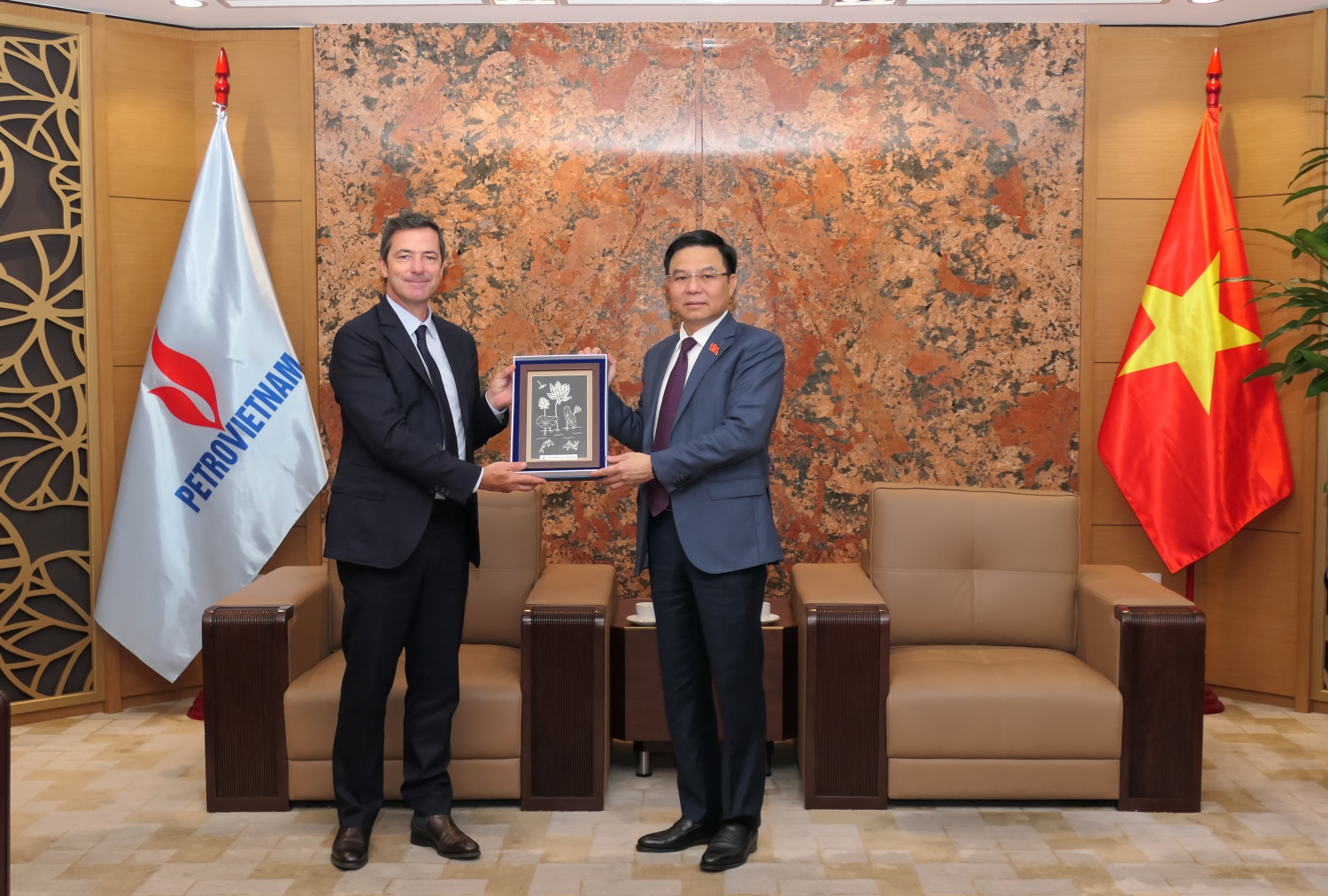 Chủ tịch HĐTV, Tổng Giám đốc Lê Mạnh Hùng tặng quà lưu niệm cho lãnh đạo Tập đoàn Perenco