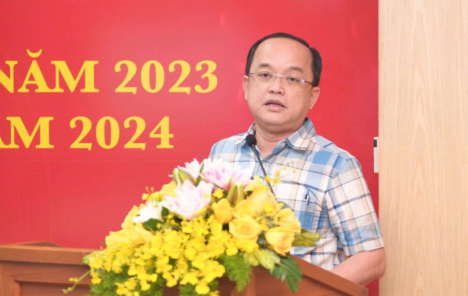 Đồng chí Đinh Quang Nhựt, Phó Tổng giám đốc PV Drilling trình bày tham luận tại hội nghị tổng kết.