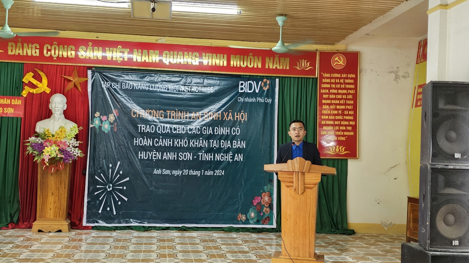 Tạp chí Năng lượng Mới phối hợp cùng BIDV tặng 200 suất quà cho người dân huyện Anh Sơn (Nghệ An)