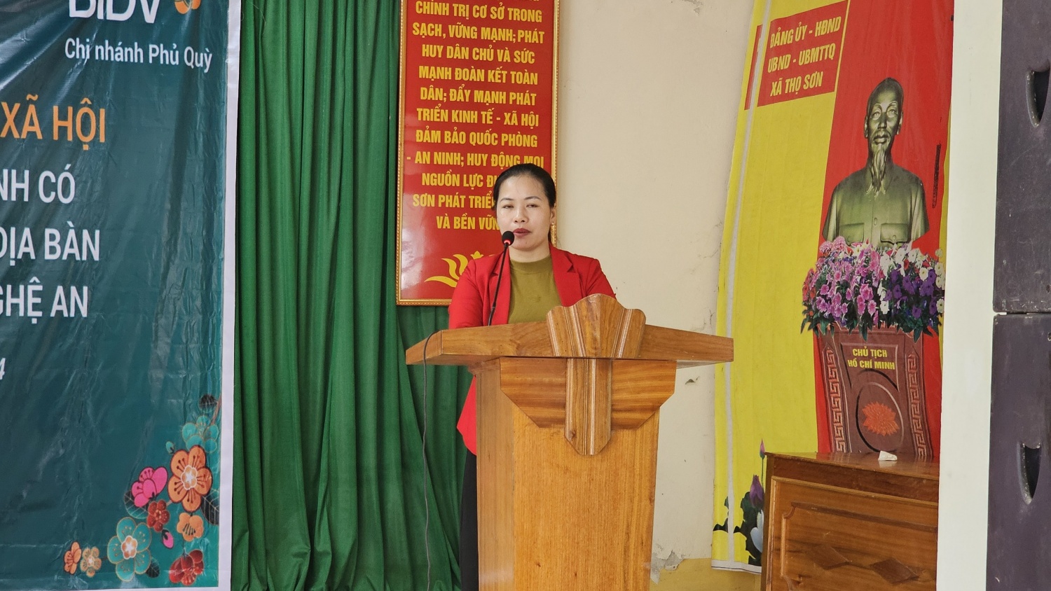 Tạp chí Năng lượng Mới phối hợp cùng BIDV tặng 200 suất quà cho người dân huyện Anh Sơn (Nghệ An)