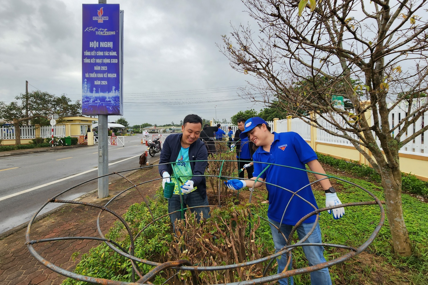 Đoàn Thanh niên BSR tổ chức trồng cây, làm đẹp tuyến đường vào NMLD Dung Quất