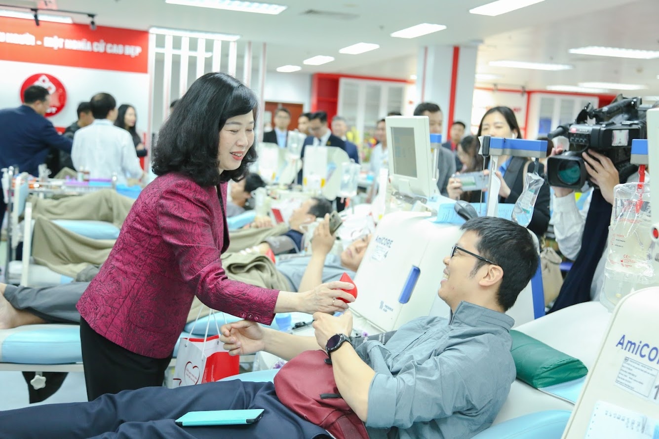 Bộ trưởng Y tế động viên người dân hiến máu tình nguyện ngày 20/1. Ảnh: VGP/Thanh Hằng