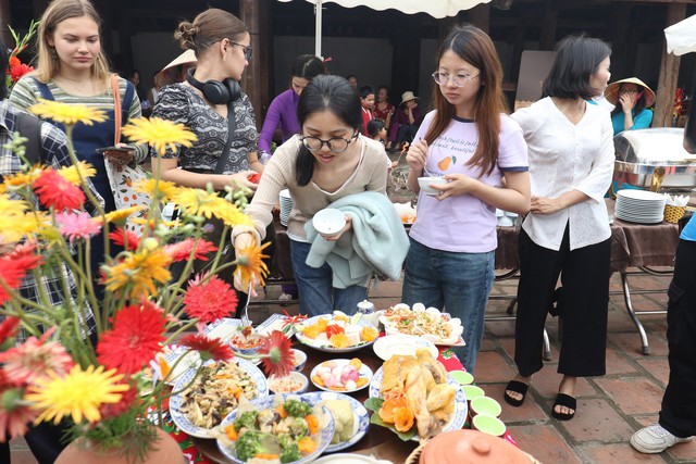 Khách quốc tế trải nghiệm "Tết làng Việt" tại Làng cổ Đường Lâm (Hà Nội)