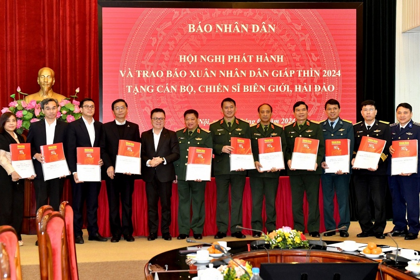 Lê Quốc Minh cùng đại diện một số đơn vị trao tặng báo Xuân cho đại diện các đơn vị nhận báo.