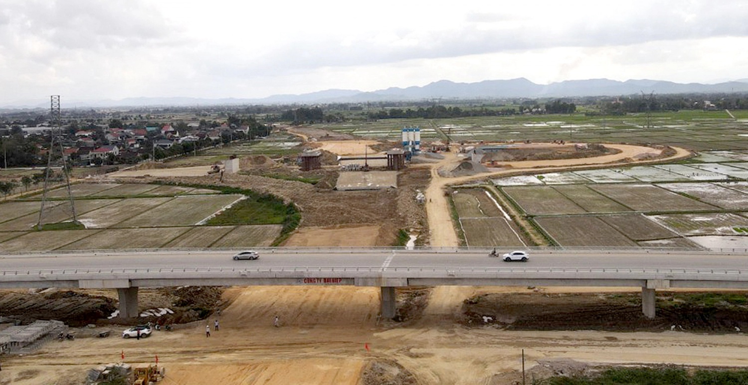 Cầu vượt nút giao quốc lộ 8A dự án Bãi Vọt - Hàm Nghi dự kiến hoàn thành trong tháng 5/2024. Ảnh: Báo GT