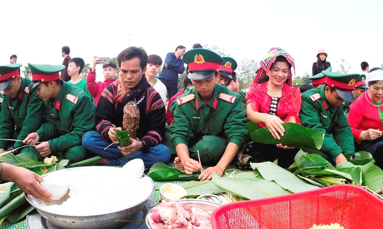 Chương trình “Bánh chưng xanh - Tết vì người nghèo” cho gia đình chính sách