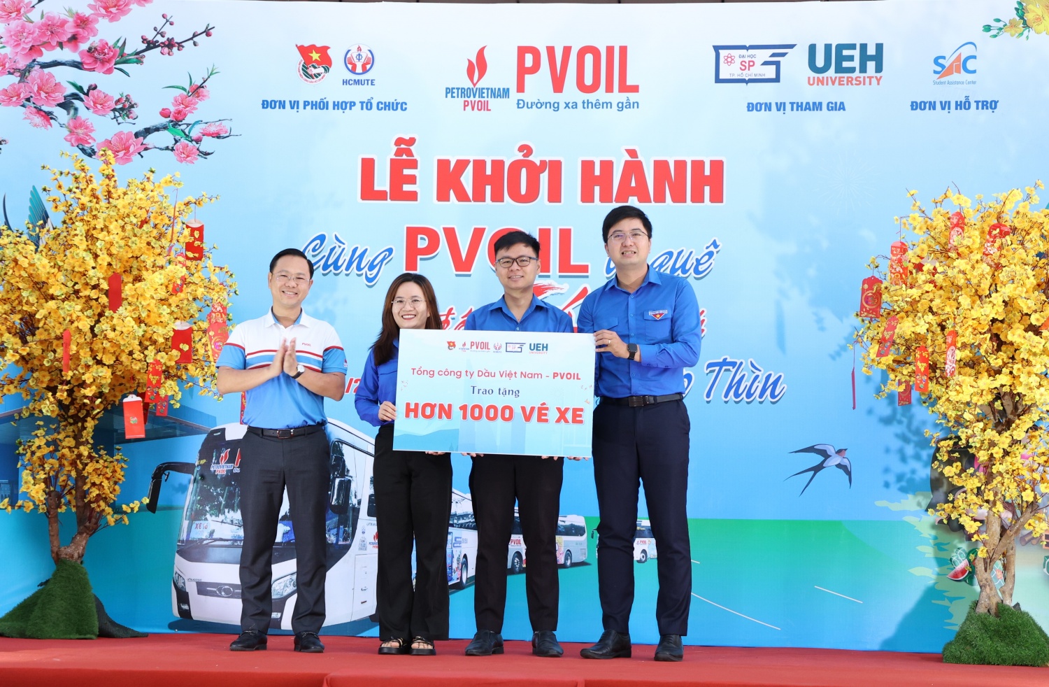 PVOIL trao tài trợ vé xe cho đại diện Đoàn Thanh niên các trường đại học, cao đẳng