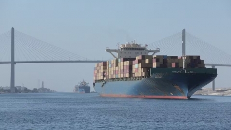 Lưu lượng hàng hóa vận chuyển qua kênh đào Suez giảm 45%