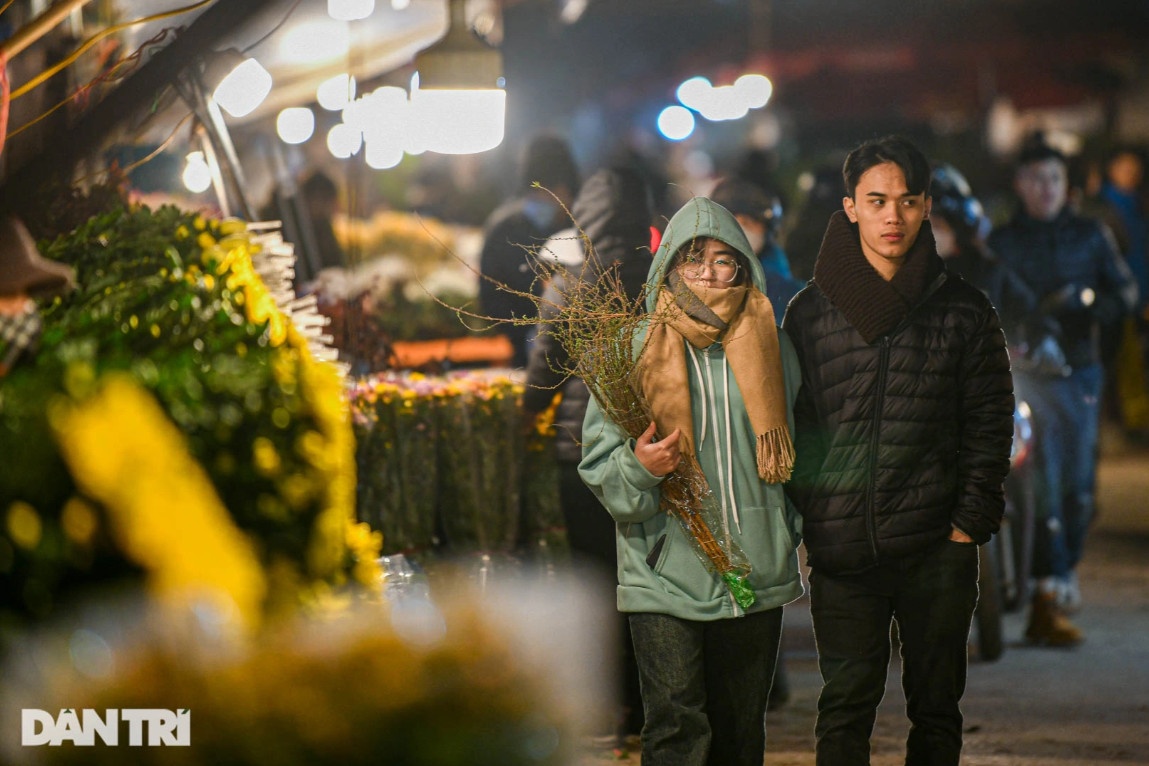 Những cặp đôi trải nghiệm chợ hoa đêm trong thời tiết giá lạnh ở Hà Nội.